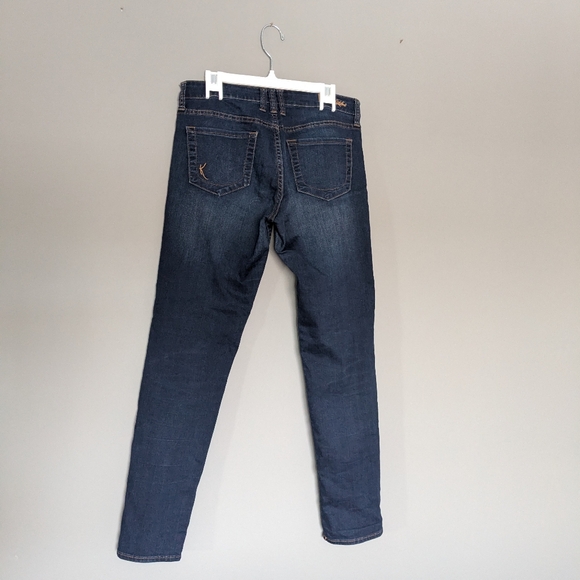 Kut from the Kloth size 6 Catherine boyfriend jeans in dark wash - Picture 5 of 6